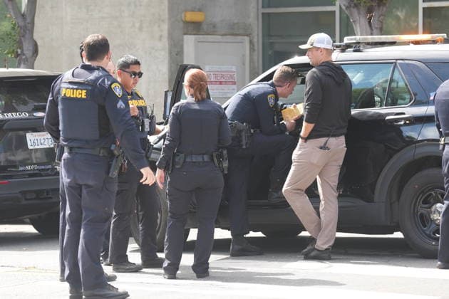Officer shooting in San Diego, US - 23 Jun 2026 Police officers investigate at the scene after the shooting. San Diego police officers and firefighters respond to the Cedar Gateway apartment complex at Sixth Avenue and Cedar Street in the Cortez Hill neighborhood of downtown San Diego on Tuesday, June 23, 2026. Authorities said officers fatally shot a barricaded man after he allegedly threatened to kill his mother, threw household items from a fourth-floor apartment, and started a fire inside the unit. Residents were evacuated from the building as firefighters extinguished the blaze and investigators secured the scene. San Diego United States Copyright: xMichaelxHoxWaixLeex xSOPAxImagesx Michael Ho_5935