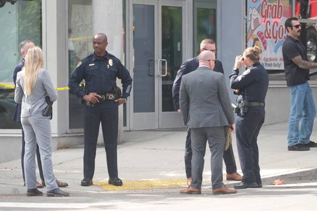 Officer shooting in San Diego, US - 23 Jun 2026 Police officers investigate at the scene after the shooting. San Diego police officers and firefighters respond to the Cedar Gateway apartment complex at Sixth Avenue and Cedar Street in the Cortez Hill neighborhood of downtown San Diego on Tuesday, June 23, 2026. Authorities said officers fatally shot a barricaded man after he allegedly threatened to kill his mother, threw household items from a fourth-floor apartment, and started a fire inside the unit. Residents were evacuated from the building as firefighters extinguished the blaze and investigators secured the scene. San Diego United States Copyright: xMichaelxHoxWaixLeex xSOPAxImagesx Michael Ho_5936