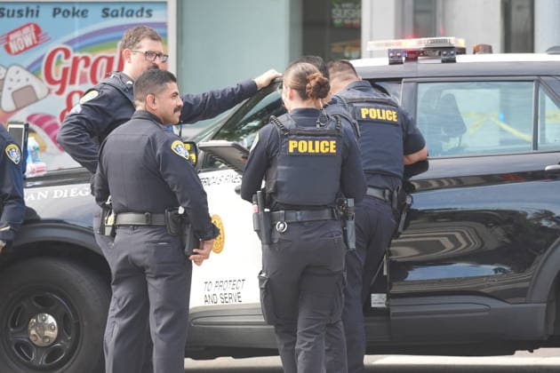 Officer shooting in San Diego, US - 23 Jun 2026 Police officers investigate at the scene after the shooting. San Diego police officers and firefighters respond to the Cedar Gateway apartment complex at Sixth Avenue and Cedar Street in the Cortez Hill neighborhood of downtown San Diego on Tuesday, June 23, 2026. Authorities said officers fatally shot a barricaded man after he allegedly threatened to kill his mother, threw household items from a fourth-floor apartment, and started a fire inside the unit. Residents were evacuated from the building as firefighters extinguished the blaze and investigators secured the scene. San Diego United States Copyright: xMichaelxHoxWaixLeex xSOPAxImagesx Michael Ho_5938