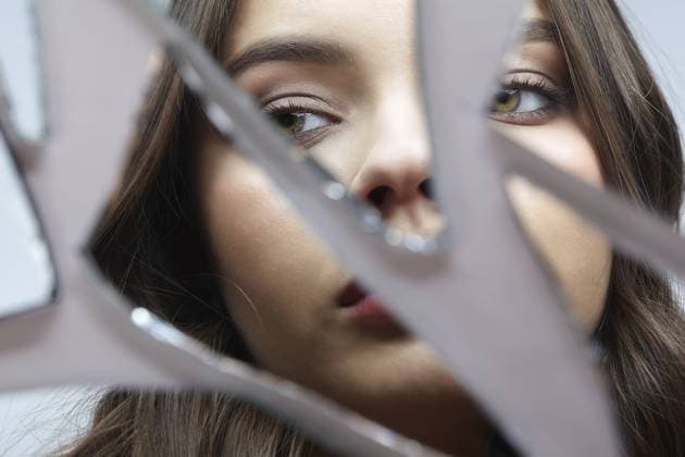 Junge Frau schaut in einen kaputten Spiegel. Porträt einer schönen Frau in den Spiegelscherben Young woman looks in a broken mirror. Portrait of beautiful female in the mirror shards Copyright: imageBROKER SergxZastavkinxSerge ibxiqx18018513.jpg ,model released, Symbolfoto ,property released