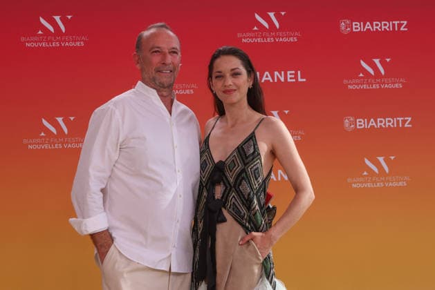Jérôme Pulis Etchevers, Festival President, and Marion Cotillard at the Théâtre de la Gare du Midi during the opening ceremony of the 2026 Biarritz International Film Festival – Nouvelles Vagues, June 23, 2026 Jean Marc Lhomer Bestimage Photocall before the opening ceremony of the Biarritz International Film Festival – Nouvelles Vagues 2026 at the Théâtre de la Gare du Midi in Biarritz on June 23, 2026, Biarritz, France,detected_source_language  Copyright: xJean-MarcxLhomerx xBestimagexJean-MarcxLhomerx xBestimagex
