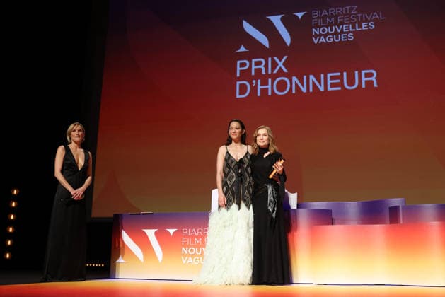 Marion Cotillard presents the Honorary Award to Isabelle Huppert at the Théâtre de la Gare du Midi during the opening ceremony of the 2026 Biarritz International Film Festival – Nouvelles Vagues, June 23, 2026 Jean Marc Lhomer Bestimage Photocall before the opening ceremony of the Biarritz International Film Festival – Nouvelles Vagues 2026 at the Théâtre de la Gare du Midi in Biarritz on June 23, 2026, Biarritz, France,detected_source_language  Copyright: xJean-MarcxLhomerx xBestimagexJean-MarcxLhomerx xBestimagex