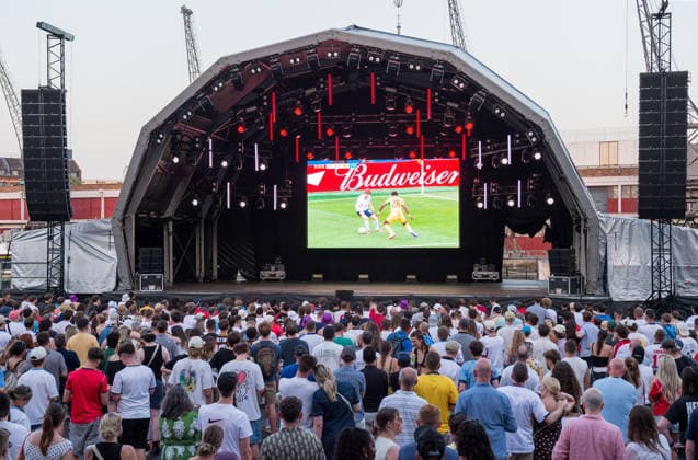 June 23, 2026, Bristol, Bristol, UK: Bristol, UK. England fans watch England s World Cup match with Ghana on a big screen after the Kooks play on the opening night of the Bristol Sounds series of summer concerts at Canons Marsh Amphitheatre. Other bands playing Bristol Sounds this week include The Streets, Orchestral Manoeuvres In The Dark, and Super Furry Animals. Ticket holders attending The Kooks on Tuesday 23rd June and The Streets on Saturday 27th June are also able to watch England™s World Cup group stage football matches live across three outdoor screens at the harbourside venue. Gig goers can look forward to the hottest week of the year, including a red heat health alert issued by the UK Health Security Agency (UKHSA), from 01:00  - ZUMAl94_ 20260623_zaf_l94_048 Copyright: xSimonxChapmanx