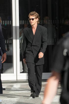 Austin Butler at the Saint Laurent Mens Spring Summer 2027 fashion show at the Bourse du Commerce in Paris on June 23, 2026. Anne Sophie Guebey, Bestimage. Celebrities at the Saint Laurent Mens Spring Summer 2027 fashion show at the Bourse du Commerce in Paris on June 23, 2026, Paris, France,detected_source_language  Copyright: xAnne-SophiexGuebeyx xBestimagexAnne-SophiexGuebeyx xBestimagex