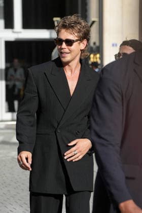 Austin Butler at the Saint Laurent Mens Spring Summer 2027 fashion show at the Bourse du Commerce in Paris on June 23, 2026. Anne Sophie Guebey, Bestimage. Celebrities at the Saint Laurent Mens Spring Summer 2027 fashion show at the Bourse du Commerce in Paris on June 23, 2026, Paris, France,detected_source_language  Copyright: xAnne-SophiexGuebeyx xBestimagexAnne-SophiexGuebeyx xBestimagex