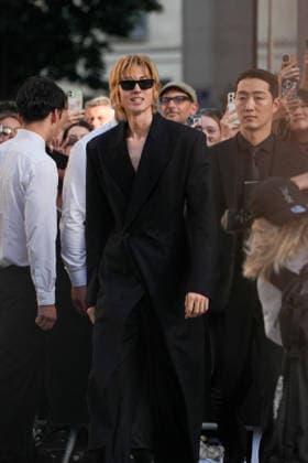 Martin Edwards, a member of the band Cortis, at the Saint Laurent Men’s Spring Summer 2027 fashion show at the Bourse du Commerce in Paris on June 23, 2026. Anne Sophie Guebey, Bestimage. Celebrities at the Saint Laurent Men’s Spring Summer 2027 fashion show at the Bourse du Commerce in Paris on June 23, 2026, Paris, France,detected_source_language  Copyright: xAnne-SophiexGuebeyx xBestimagexAnne-SophiexGuebeyx xBestimagex