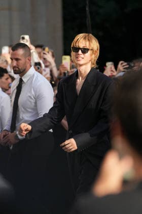 Martin Edwards, a member of the band Cortis, at the Saint Laurent Men’s Spring Summer 2027 fashion show at the Bourse du Commerce in Paris on June 23, 2026. Anne Sophie Guebey, Bestimage. Celebrities at the Saint Laurent Men’s Spring Summer 2027 fashion show at the Bourse du Commerce in Paris on June 23, 2026, Paris, France,detected_source_language  Copyright: xAnne-SophiexGuebeyx xBestimagexAnne-SophiexGuebeyx xBestimagex