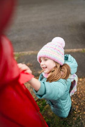 Child posting letter to Santa Claus during Christmas Holidays Corby, England, United Kingdom CR_ATMT260622-2057761-01 ,model released, Symbolfoto