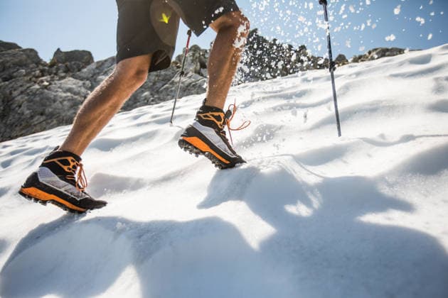 Close up of man running uphill in snow Squamish, British Columbia, Canada CR_JDIP260617A-2053322-01 ,model released, Symbolfoto
