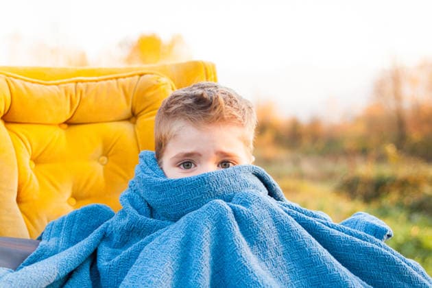 Worried little boy hiding face in a blue blanket Chilliwack, British Columbia, Canada CR_JDIP260617A3-2055834-01 ,model released, Symbolfoto