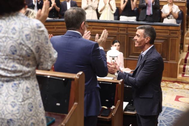 Sánchez and Feijóo Clash in Congress Amid a Full-Blown Crisis Over Corruption and Calls for Elections Prime Minister Pedro Sánchez receives applause from the Socialist Group during a plenary session in the Congress of Deputies on June 24, 2026, in Madrid, Spain. The Prime Minister appears before the Lower House to report on the political situation following developments in the investigations involving his wife, the Leire case, and former Prime Minister Zapatero, as well as the Supreme Court’s conviction of former Minister Ábalos, his advisor, Koldo, and businessman Víctor de Aldama. JUNE 24, 2026, Madrid, Spain,detected_source_language  Copyright: xEduardoxParrax 7618720