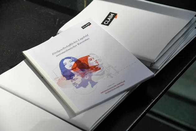 ABB BPK- Bericht gedruckt bei der Veroeffentlichung des Berichts Vorstellung des zivilgesellschaftlichen Lagebildes antimuslimischer Rassismus und Fallzahlen 2025 auf der BPK Bundespressekonferenz am 24.06.2026 in Berlin Berlin Deutschland *** ABB BPK Report printed upon the reports publication; presentation of the civil society assessment of anti-Muslim racism and case statistics for 2025 at the BPK Federal Press Conference on June 24, 2026, in Berlin, Germany,detected_source_language