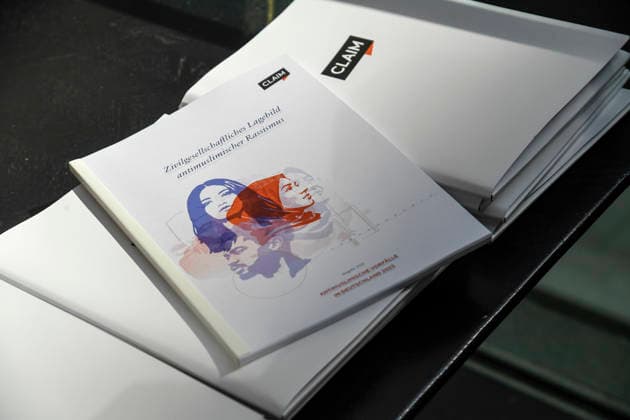 ABB BPK- Bericht gedruckt bei der Veroeffentlichung des Berichts Vorstellung des zivilgesellschaftlichen Lagebildes antimuslimischer Rassismus und Fallzahlen 2025 auf der BPK Bundespressekonferenz am 24.06.2026 in Berlin Berlin Deutschland *** ABB BPK Report printed upon the report’s publication; presentation of the civil society assessment of anti-Muslim racism and case statistics for 2025 at the BPK Federal Press Conference on June 24, 2026, in Berlin, Germany,detected_source_language