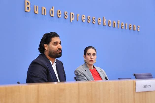 Berlin, Deutschland, 24.06.2026: Bundespressekonferenz: Vorstellung des zivilgesellschaftlichen Lagebildes antimuslimischer Rassismus und Fallzahlen 2025: (L-R) Said Etris Hashemi, Autor, Initiative 19. Februar Hanau, Bundesvorsitzender des Verbandes binationaler Familien und Partnerschaften (iaf) und Rima Hanano, Co-Geschäftsführerin von CLAIM *** Berlin, Germany, June 24, 2026 Federal Press Conference Copyright: xdtsxNachrichtenagenturx dts_124717