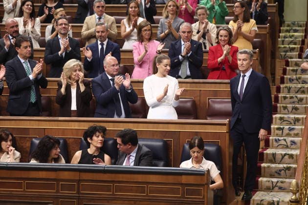 Sánchez and Feijóo Clash in Congress Amid a Full-Blown Scandal Over Corruption and Calls for Elections. PP President Alberto Núnez Feijóo receives applause from the PP caucus during a plenary session in the Congress of Deputies, on June 24, 2026, in Madrid, Spain. The Prime Minister appears before the Lower House to report on the political situation following developments in the investigations involving his wife, the Leire case, and former Prime Minister Zapatero, as well as the Supreme Court’s conviction of former Minister Ábalos, his advisor, Koldo, and businessman Víctor de Aldama. JUNE 24, 2026, Madrid, Spain,detected_source_language  Copyright: xEduardoxParrax 7618774