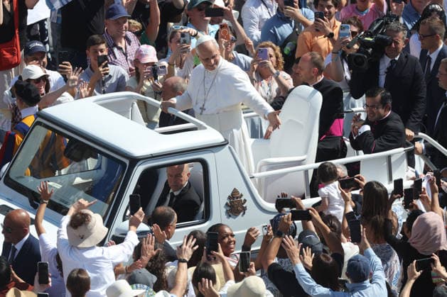 IPA86002929 - Vatican City - Italy, June 24, 2026: The pontiff makes his way around the square on the popemobile, greeting the faithful and pilgrims and blessing the children. Pope Leo XIV presides over the Wednesday General Audience in St. Peter™s Square. This morning, thousands of faithful and pilgrims from around the world gathered in St. Peter™s Square to attend the Wednesday General Audience with Pope Leo XIV. It was a moment of prayer, listening, and communion that filled the square with hope, reflection, and joy.  Copyright: xmarcoxiacobuccix xmarcoxiacobuccix 86002929