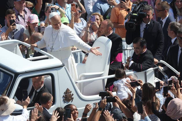 IPA86002932 - Vatican City - Italy, June 24, 2026: The pontiff makes his way around the square on the popemobile, greeting the faithful and pilgrims and blessing the children. Pope Leo XIV presides over the Wednesday General Audience in St. Peter™s Square. This morning, thousands of faithful and pilgrims from around the world gathered in St. Peter™s Square to attend the Wednesday General Audience with Pope Leo XIV. It was a moment of prayer, listening, and communion that filled the square with hope, reflection, and joy.  Copyright: xmarcoxiacobuccix xmarcoxiacobuccix 86002932