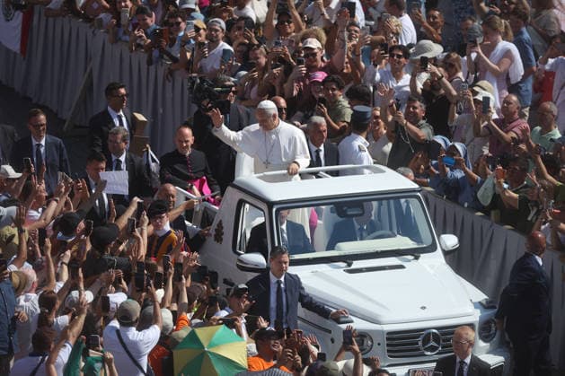 IPA86002857 - Vatican City - Italy, June 24, 2026: The pontiff makes his way around the square on the popemobile, greeting the faithful and pilgrims and blessing the children. Pope Leo XIV presides over the Wednesday General Audience in St. Peter™s Square. This morning, thousands of faithful and pilgrims from around the world gathered in St. Peter™s Square to attend the Wednesday General Audience with Pope Leo XIV. It was a moment of prayer, listening, and communion that filled the square with hope, reflection, and joy.  Copyright: xmarcoxiacobuccix xmarcoxiacobuccix 86002857