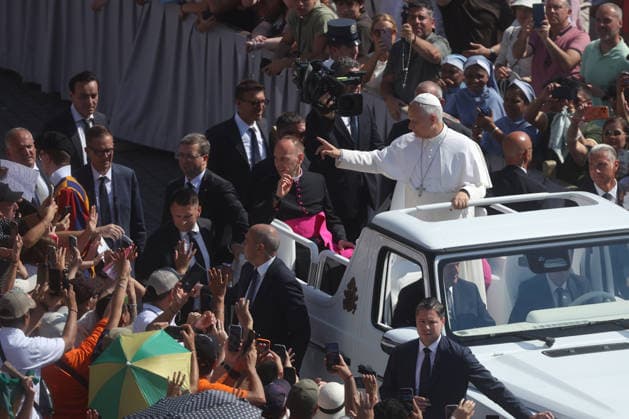 IPA86002862 - Vatican City - Italy, June 24, 2026: The pontiff makes his way around the square on the popemobile, greeting the faithful and pilgrims and blessing the children. Pope Leo XIV presides over the Wednesday General Audience in St. Peter™s Square. This morning, thousands of faithful and pilgrims from around the world gathered in St. Peter™s Square to attend the Wednesday General Audience with Pope Leo XIV. It was a moment of prayer, listening, and communion that filled the square with hope, reflection, and joy.  Copyright: xmarcoxiacobuccix xmarcoxiacobuccix 86002862
