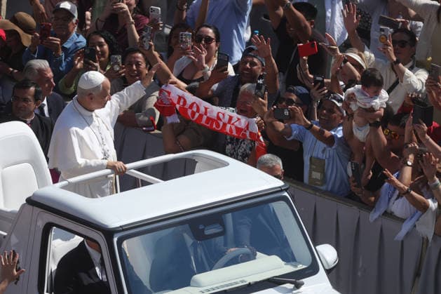 IPA86002865 - Vatican City - Italy, June 24, 2026: The pontiff makes his way around the square on the popemobile, greeting the faithful and pilgrims and blessing the children. Pope Leo XIV presides over the Wednesday General Audience in St. Peter™s Square. This morning, thousands of faithful and pilgrims from around the world gathered in St. Peter™s Square to attend the Wednesday General Audience with Pope Leo XIV. It was a moment of prayer, listening, and communion that filled the square with hope, reflection, and joy.  Copyright: xmarcoxiacobuccix xmarcoxiacobuccix 86002865
