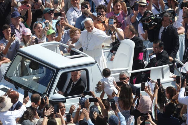 IPA86002923 - Vatican City - Italy, June 24, 2026: The pontiff makes his way around the square on the popemobile, greeting the faithful and pilgrims and blessing the children. Pope Leo XIV presides over the Wednesday General Audience in St. Peter™s Square. This morning, thousands of faithful and pilgrims from around the world gathered in St. Peter™s Square to attend the Wednesday General Audience with Pope Leo XIV. It was a moment of prayer, listening, and communion that filled the square with hope, reflection, and joy.  Copyright: xmarcoxiacobuccix xmarcoxiacobuccix 86002923