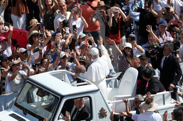 IPA86002954 - Vatican City - Italy, June 24, 2026: The pontiff makes his way around the square on the popemobile, greeting the faithful and pilgrims and blessing the children. Pope Leo XIV presides over the Wednesday General Audience in St. Peter™s Square. This morning, thousands of faithful and pilgrims from around the world gathered in St. Peter™s Square to attend the Wednesday General Audience with Pope Leo XIV. It was a moment of prayer, listening, and communion that filled the square with hope, reflection, and joy.  Copyright: xmarcoxiacobuccix xmarcoxiacobuccix 86002954