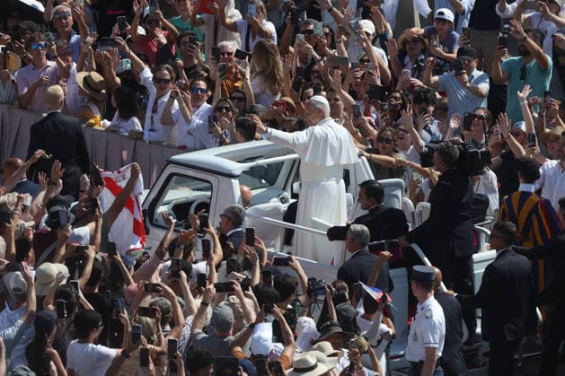 IPA86002880 - Vatican City - Italy, June 24, 2026: The pontiff makes his way around the square on the popemobile, greeting the faithful and pilgrims and blessing the children. Pope Leo XIV presides over the Wednesday General Audience in St. Peter™s Square. This morning, thousands of faithful and pilgrims from around the world gathered in St. Peter™s Square to attend the Wednesday General Audience with Pope Leo XIV. It was a moment of prayer, listening, and communion that filled the square with hope, reflection, and joy.  Copyright: xmarcoxiacobuccix xmarcoxiacobuccix 86002880