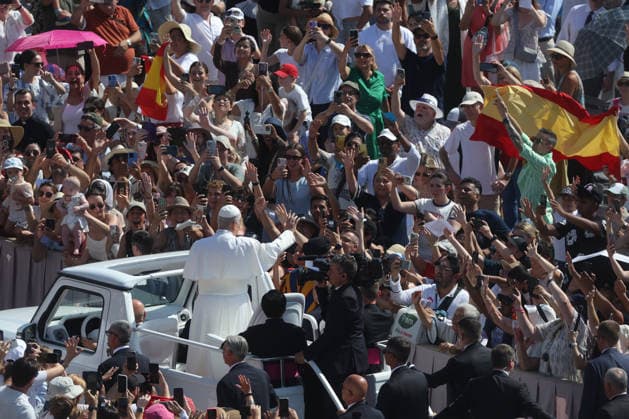 IPA86002883 - Vatican City - Italy, June 24, 2026: The pontiff makes his way around the square on the popemobile, greeting the faithful and pilgrims and blessing the children. Pope Leo XIV presides over the Wednesday General Audience in St. Peter™s Square. This morning, thousands of faithful and pilgrims from around the world gathered in St. Peter™s Square to attend the Wednesday General Audience with Pope Leo XIV. It was a moment of prayer, listening, and communion that filled the square with hope, reflection, and joy.  Copyright: xmarcoxiacobuccix xmarcoxiacobuccix 86002883
