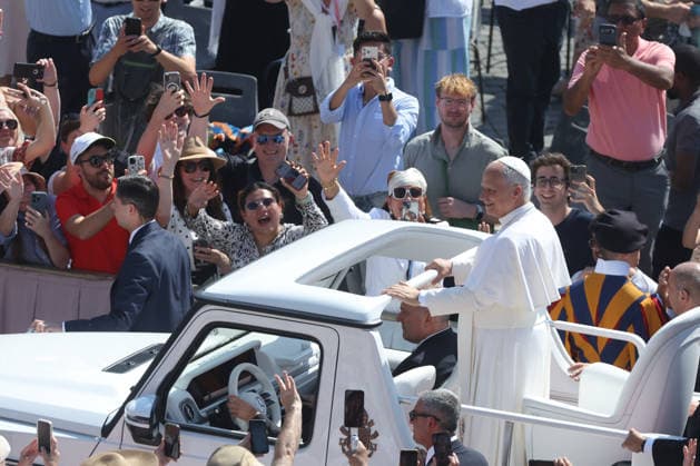 IPA86002888 - Vatican City - Italy, June 24, 2026: The pontiff makes his way around the square on the popemobile, greeting the faithful and pilgrims and blessing the children. Pope Leo XIV presides over the Wednesday General Audience in St. Peter™s Square. This morning, thousands of faithful and pilgrims from around the world gathered in St. Peter™s Square to attend the Wednesday General Audience with Pope Leo XIV. It was a moment of prayer, listening, and communion that filled the square with hope, reflection, and joy.  Copyright: xmarcoxiacobuccix xmarcoxiacobuccix 86002888