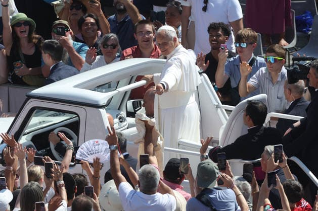 IPA86002892 - Vatican City - Italy, June 24, 2026: The pontiff makes his way around the square on the popemobile, greeting the faithful and pilgrims and blessing the children. Pope Leo XIV presides over the Wednesday General Audience in St. Peter™s Square. This morning, thousands of faithful and pilgrims from around the world gathered in St. Peter™s Square to attend the Wednesday General Audience with Pope Leo XIV. It was a moment of prayer, listening, and communion that filled the square with hope, reflection, and joy.  Copyright: xmarcoxiacobuccix xmarcoxiacobuccix 86002892