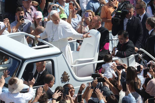IPA86002937 - Vatican City - Italy, June 24, 2026: The pontiff makes his way around the square on the popemobile, greeting the faithful and pilgrims and blessing the children. Pope Leo XIV presides over the Wednesday General Audience in St. Peter™s Square. This morning, thousands of faithful and pilgrims from around the world gathered in St. Peter™s Square to attend the Wednesday General Audience with Pope Leo XIV. It was a moment of prayer, listening, and communion that filled the square with hope, reflection, and joy.  Copyright: xmarcoxiacobuccix xmarcoxiacobuccix 86002937