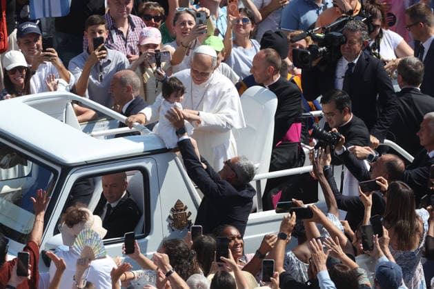 IPA86002942 - Vatican City - Italy, June 24, 2026: The pontiff makes his way around the square on the popemobile, greeting the faithful and pilgrims and blessing the children. Pope Leo XIV presides over the Wednesday General Audience in St. Peter™s Square. This morning, thousands of faithful and pilgrims from around the world gathered in St. Peter™s Square to attend the Wednesday General Audience with Pope Leo XIV. It was a moment of prayer, listening, and communion that filled the square with hope, reflection, and joy.  Copyright: xmarcoxiacobuccix xmarcoxiacobuccix 86002942