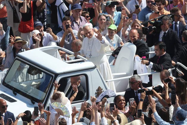 IPA86002945 - Vatican City - Italy, June 24, 2026: The pontiff makes his way around the square on the popemobile, greeting the faithful and pilgrims and blessing the children. Pope Leo XIV presides over the Wednesday General Audience in St. Peter™s Square. This morning, thousands of faithful and pilgrims from around the world gathered in St. Peter™s Square to attend the Wednesday General Audience with Pope Leo XIV. It was a moment of prayer, listening, and communion that filled the square with hope, reflection, and joy.  Copyright: xmarcoxiacobuccix xmarcoxiacobuccix 86002945