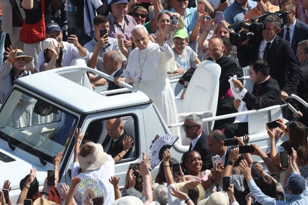 IPA86002950 - Vatican City - Italy, June 24, 2026: The pontiff makes his way around the square on the popemobile, greeting the faithful and pilgrims and blessing the children. Pope Leo XIV presides over the Wednesday General Audience in St. Peter™s Square. This morning, thousands of the faithful and pilgrims from around the world gathered in St. Peter™s Square to attend the Wednesday General Audience with Pope Leo XIV. It was a moment of prayer, listening, and communion that filled the square with hope, reflection, and joy.  Copyright: xmarcoxiacobuccix xmarcoxiacobuccix 86002950