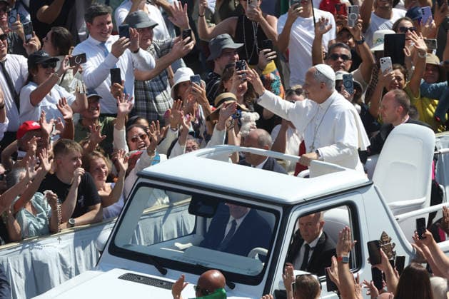 IPA86002898 - Vatican City - Italy, June 24, 2026: The pontiff makes his way around the square on the popemobile, greeting the faithful and pilgrims and blessing the children. Pope Leo XIV presides over the Wednesday General Audience in St. Peter™s Square. This morning, thousands of faithful and pilgrims from around the world gathered in St. Peter™s Square to attend the Wednesday General Audience with Pope Leo XIV. It was a moment of prayer, listening, and communion that filled the square with hope, reflection, and joy.  Copyright: xmarcoxiacobuccix xmarcoxiacobuccix 86002898