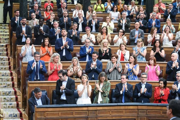Sánchez and Feijóo Clash in Congress Amid a Full-Blown Scandal Over Corruption and Calls for Elections I D Prime Minister Pedro Sánchez receives applause from the Socialist caucus during a plenary session in the Congress of Deputies on June 24, 2026, in Madrid, Spain. The Prime Minister appears before the Lower House to report on the political situation following developments in the investigations involving his wife, the Leire case, and former Prime Minister Zapatero, as well as the Supreme Court’s conviction of former Minister Ábalos, his advisor, Koldo, and businessman Víctor de Aldama. JUNE 24, 2026, Madrid, Spain,detected_source_language  Copyright: xGustavoxValientex 7618876