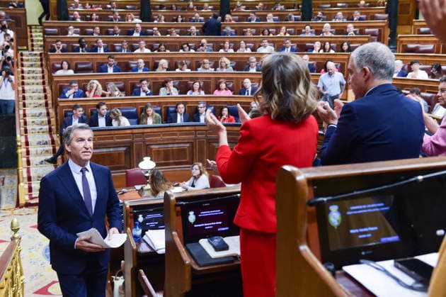 Sánchez and Feijóo Clash in Congress Amid a Full-Blown Crisis Over Corruption and Calls for Elections PP President Alberto Núnez Feijóo receives applause from the Socialist caucus during a plenary session in the Congress of Deputies on June 24, 2026, in Madrid, Spain. The Prime Minister appears before the Lower House to report on the political situation following developments in the investigations involving his wife, the Leire case, and former Prime Minister Zapatero, as well as the Supreme Court’s conviction of former Minister Ábalos, his advisor, Koldo, and businessman Víctor de Aldama. JUNE 24, 2026, Madrid, Spain,detected_source_language  Copyright: xGustavoxValientex 7618884