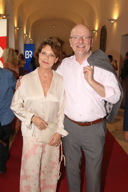 Janina Hartwig und Alexander Putz bei der 25. Verleihung des Friedenspreises des Deutschen Films Die Brücke im Cuvillies Theater. München, 23.06.2026 *** Janina Hartwig and Alexander Putz at the 25th German Film Peace Prize Die Brücke ceremony at the Cuvillies Theater in Munich, June 23, 2026,detected_source_language Copyright: xAgenturxMatthiasxWehnertx xM.xGränzdörferx