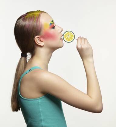 Teenager Mädchen mit ungewöhnlichem Gesichtskunst Make up. Kind mit Lutschern in den Händen in der Nähe des Mundes. Naschkatzen Konzept Teenager girl with unusual face art make-up . Child with lollipops in hands near mouth. Sweet tooth concept Copyright: imageBROKER SergeyxPistyazhnyuk ibxiqx18020429.jpg ,model released, Symbolfoto ,property released