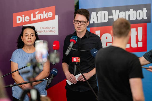 LINKE-ABGEORDNETE FORDERN VERHINDERUNG DES AFD-BUNDESPARTEITAGS IN ERFURT 24 06 2026 - Erfurt: Die Landtagsabgeordneten Christian Schaft und Katharina König-Preuss (Die Linke im Thüringer Landtag) gaben im Thüringer Landtag ein Pressestatement zum bevorstehenden Bundesparteitag der AfD ab, der für den 4. und 5. Juli 2026 in der Messe Erfurt geplant ist. _________________ *** LEFT PARTY REPRESENTATIVES CALL FOR THE CANCELLATION OF THE AFD NATIONAL PARTY CONVENTION IN ERFURT JUNE 24, 2026 Erfurt State Parliament members Christian Schaft and Katharina König Preuss of The Left in the Thuringian State Parliament issued a press statement in the Thuringian State Parliament regarding the upcoming AfD federal party convention, which is schedu
