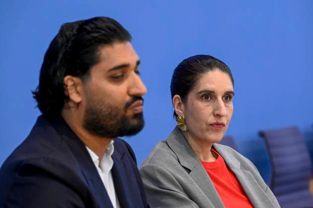 ABB BPK- Said Etris Hashemi, Autor, Initiative 19. Februar Hanau, Bundesvorsitzender des Verbandes binationaler Familien Partnerschaften Rima Hanano, Co-Geschäftsführerin von CLAIM bei der Veroeffentlichung des Berichts Vorstellung des zivilgesellschaftlichen Lagebildes antimuslimischer Rassismus und Fallzahlen 2025 auf der BPK Bundespressekonferenz am 24.06.2026 in Berlin Berlin Deutschland *** ABB BPK Said Etris Hashemi, author, February 19 Hanau Initiative; Rima Hanano, Federal Chair of the Association of Binational Family Partnerships; Co-Executive Director of CLAIM, at the release of the report Overview of Anti-Muslim Racism in Civil Society and Case Statistics for 2025 at the BPK Federal Press Conference on June 24, 2026, in Berl