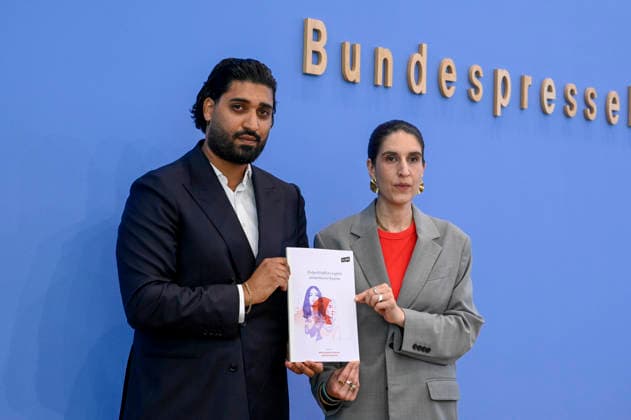 ABB BPK- Said Etris Hashemi, Autor, Initiative 19. Februar Hanau, Bundesvorsitzender des Verbandes binationaler Familien Partnerschaften Rima Hanano, Co-Geschäftsführerin von CLAIM bei der Veroeffentlichung des Berichts Vorstellung des zivilgesellschaftlichen Lagebildes antimuslimischer Rassismus und Fallzahlen 2025 auf der BPK Bundespressekonferenz am 24.06.2026 in Berlin Berlin Deutschland *** ABB BPK Said Etris Hashemi, author, February 19 Hanau Initiative; Rima Hanano, Federal Chair of the Association of Binational Family Partnerships; Co-Executive Director of CLAIM, at the release of the report Overview of Anti-Muslim Racism in Civil Society and Case Statistics for 2025 at the BPK Federal Press Conference on June 24, 2026, in Berl