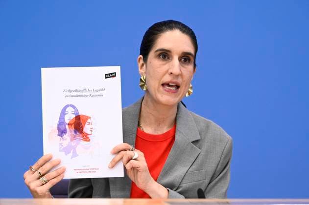 ABB BPK- Rima Hanano, Co-Geschaeftsfuehrerin von CLAIM bei der Veroeffentlichung des Berichts Vorstellung des zivilgesellschaftlichen Lagebildes antimuslimischer Rassismus und Fallzahlen 2025 auf der BPK Bundespressekonferenz am 24.06.2026 in Berlin Berlin Deutschland *** ABB BPK Rima Hanano, Co-Executive Director of CLAIM, at the release of the report Overview of Anti-Muslim Racism in Civil Society and Case Statistics for 2025 at the BPK Federal Press Conference on June 24, 2026, in Berlin, Germany,detected_source_language