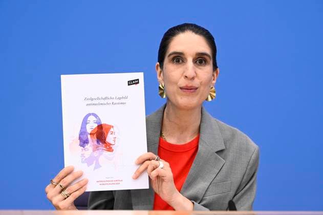 ABB BPK- Rima Hanano, Co-Geschaeftsfuehrerin von CLAIM bei der Veroeffentlichung des Berichts Vorstellung des zivilgesellschaftlichen Lagebildes antimuslimischer Rassismus und Fallzahlen 2025 auf der BPK Bundespressekonferenz am 24.06.2026 in Berlin Berlin Deutschland *** ABB BPK Rima Hanano, Co-Executive Director of CLAIM, at the release of the report Overview of Anti-Muslim Racism in Civil Society and Case Statistics for 2025 at the BPK Federal Press Conference on June 24, 2026, in Berlin, Germany,detected_source_language