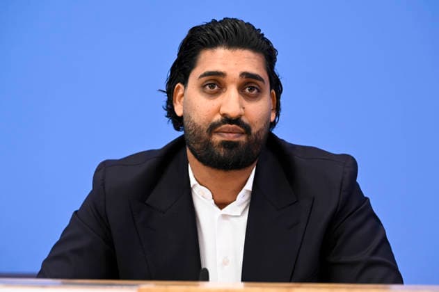 ABB BPK- Said Etris Hashemi, Autor, Initiative 19. Februar Hanau, Bundesvorsitzender des Verbandes binationaler Familien Partnerschaften bei der Veroeffentlichung des Berichts Vorstellung des zivilgesellschaftlichen Lagebildes antimuslimischer Rassismus und Fallzahlen 2025 auf der BPK Bundespressekonferenz am 24.06.2026 in Berlin Berlin Deutschland *** ABB BPK Said Etris Hashemi, author, February 19 Hanau Initiative, Federal Chair of the Association of Binational Family Partnerships, at the publication of the report Overview of the Civil Society Situation Regarding Anti-Muslim Racism and Case Statistics for 2025 at the BPK Federal Press Conference on June 24, 2026, in Berlin, Germany,detected_source_language