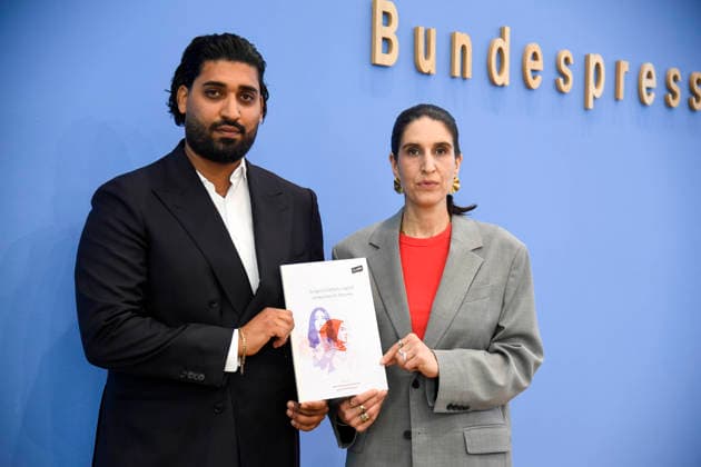 ABB BPK- Rima Hanano, Co-Geschäftsführerin von CLAIM Said Etris Hashemi, Autor, Initiative 19. Februar Hanau, Bundesvorsitzender des Verbandes binationaler Familien und Partnerschaften bei der Veroeffentlichung des Berichts Vorstellung des zivilgesellschaftlichen Lagebildes antimuslimischer Rassismus und Fallzahlen 2025 auf der BPK Bundespressekonferenz am 24.06.2026 in Berlin Berlin Deutschland *** ABB BPK Rima Hanano, Co-Executive Director of CLAIM; Said Etris Hashemi, author; Initiative 19 February Hanau; Federal Chair of the Association of Binational Families and Partnerships, at the publication of the report Presentation of the Civil Society Assessment of Anti-Muslim Racism and Case Statistics for 2025 at the BPK Federal Press Conf