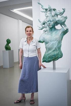 Künstlerin Margarete Adler ** NUR FÜR REDAKTIONELLE ZWECKE ** EDITORIAL USE ONLY **<p>Künstlerin Margarete Adler in der Galerie AOA;87 in der Sophienstraße fotografiert am 23.06.2026 in Berlin. Berlin Berlin Berlin Copyright: MaurizioxGambarini *** Artist Margarete Adler FOR EDITORIAL USE ONLY EDITORIAL USE ONLY p Artist Margarete Adler photographed at Galerie AOA 87 on Sophienstraße on June 23, 2026, in Berlin Berlin Berlin Berlin Copyright MaurizioxGambarini,detected_source_language Copyright: MaurizioxGambarini doc86fc1rd5jipjd5btgrk ,EDITORIAL USE ONLY
