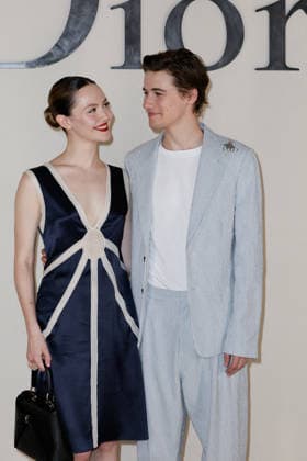 Sam Nivola and Iris Apatow at the photocall for the Dior Men’s Spring Summer 2027 Ready-to-Wear show during Paris Fashion Week on June 24, 2026. Olivier Borde, Bestimage. Celebrities at the Dior Men’s Spring Summer 2027 Ready-to-Wear show during Paris Fashion Week on June 24, 2026, Paris, France,detected_source_language  Copyright: xOLIVIERxBORDEx xBESTIMAGExOLIVIERxBORDEx xBESTIMAGEx