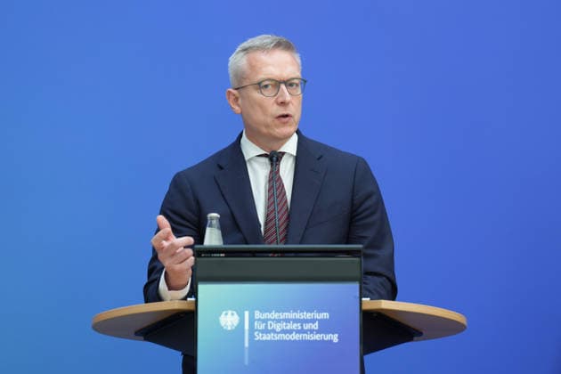 Bundesminister Dr. Wildberger und Bundesminister Rainer eroeffnen Mobilfunkmesswoche 2026 Karsten Wildberger (Bundesdigitalminister) im Portrait bei der Vorstellung der App Mobilfunk Check im Bundesministerium für Digitales und Staatsmodernisierung, Berlin, 24.06.2026 Berlin Berlin Deutschland *** Federal Minister Dr. Wildberger and Federal Minister Rainer open the 2026 Mobile Communications Fair. A portrait of Karsten Wildberger, Federal Minister for Digital Affairs, at the launch of the Mobilfunk Check app at the Federal Ministry for Digital Affairs and State Modernization, Berlin, June 24, 2026. Berlin, Berlin, Germany,detected_source_language
