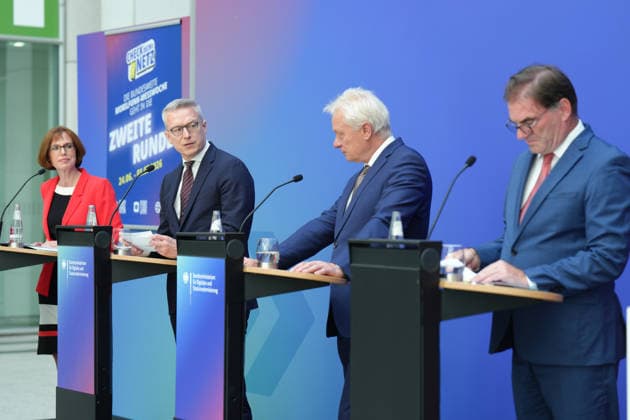 Bundesminister Dr. Wildberger und Bundesminister Rainer eroeffnen Mobilfunkmesswoche 2026 Daniela Boenstrup gemeinsam mit Karsten Wildberger (Bundesdigitalminister), Alois Rainer (Bundesheimatminister) und Ernst-Ferdinand Wilmsmann bei der Pressekonferenz und Vorstellung der App Mobilfunk Check im Bundesministerium für Digitales und Staatsmodernisierung, Berlin, 24.06.2026 Berlin Berlin Deutschland *** Federal Minister Dr. Wildberger and Federal Minister Rainer open the 2026 Mobile Communications Fair Week. Daniela Boenstrup, together with Karsten Wildberger, Federal Minister of Digital Affairs; Alois Rainer, Federal Minister of Home Affairs; and Ernst Ferdinand Wilmsmann, at the press conference and presentation of the Mobilfunk Check